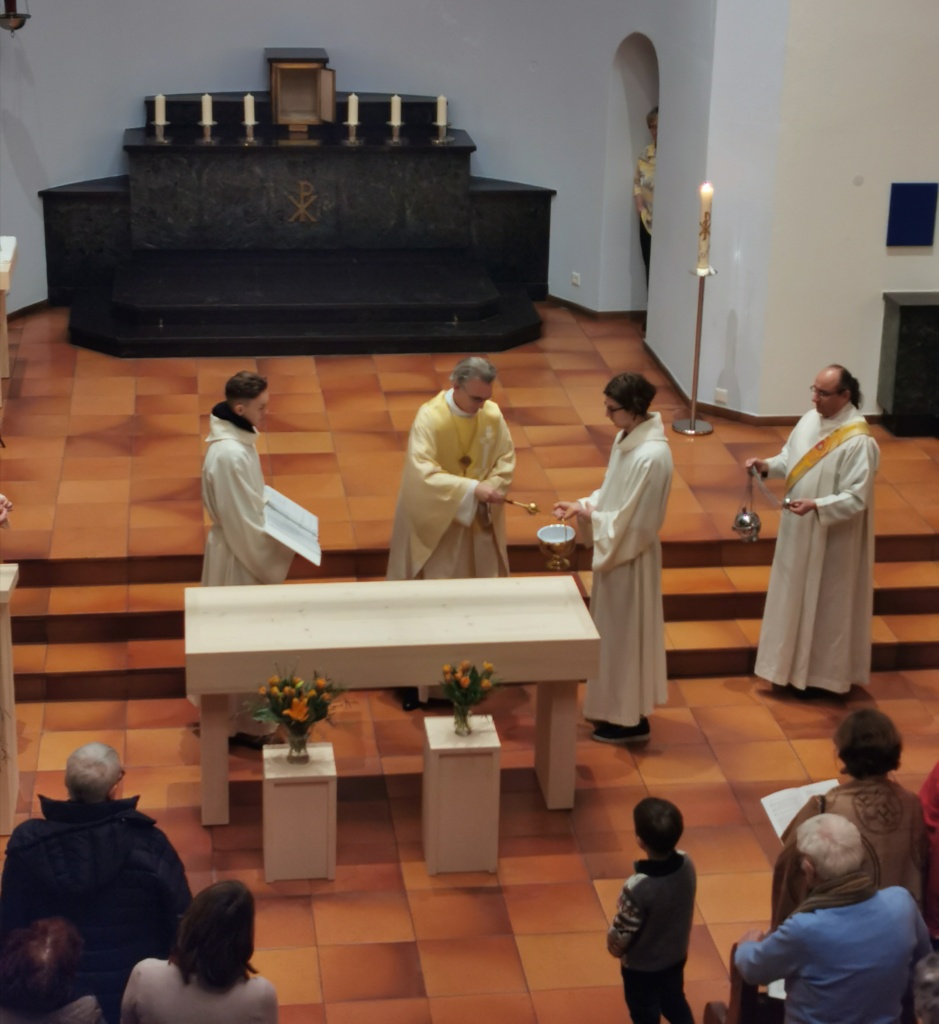 Altarsegnung Epiphanie-Kirche in Biel