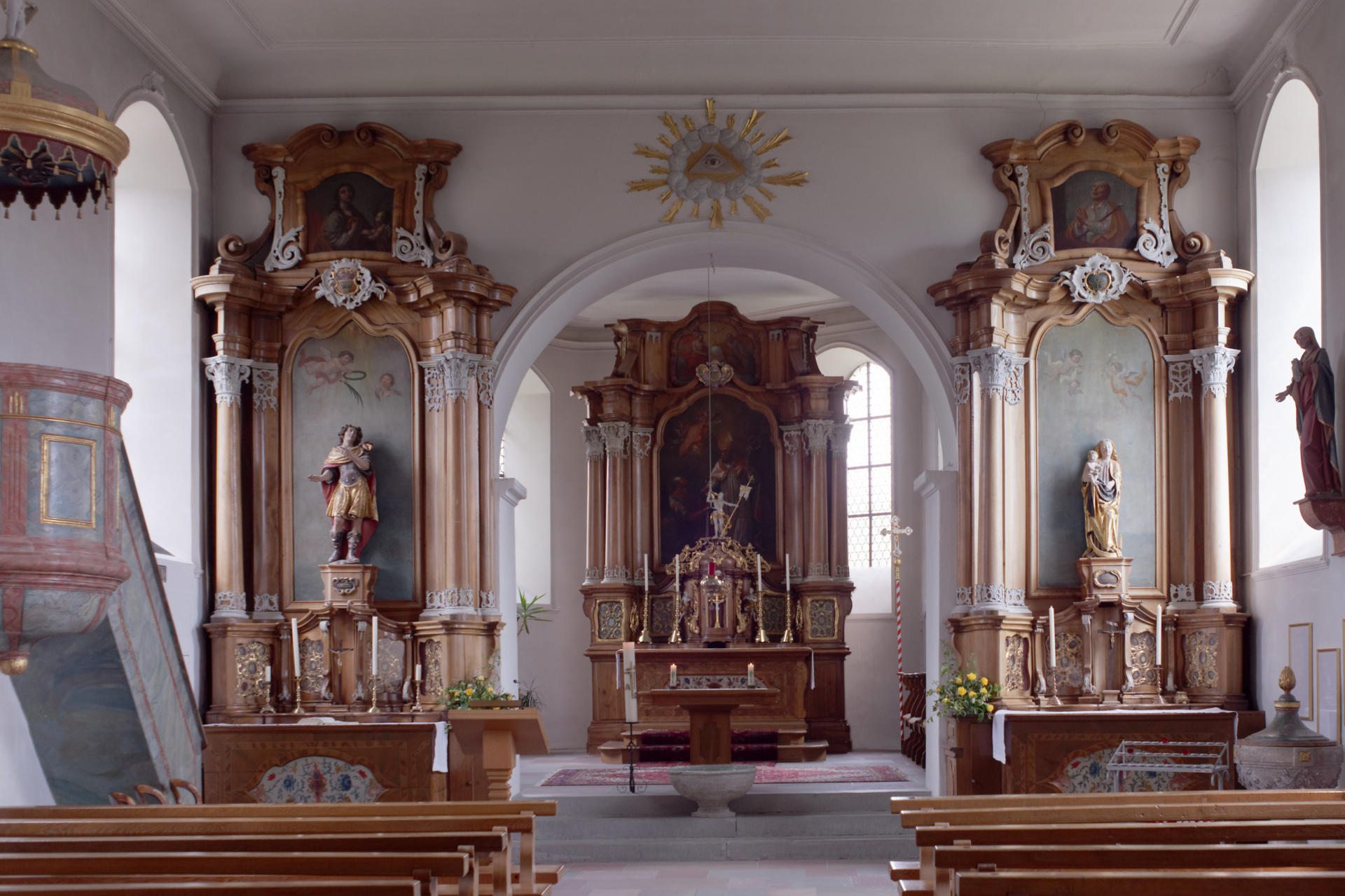 Dorfkirche St. Martin in Magden mit Blick auf den Chor und den Seitenaltären