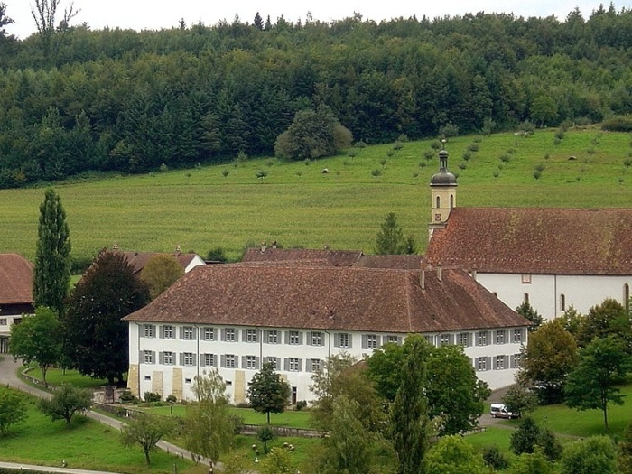 Seitenansicht der Pfarrkirche in Olsberg mit Konventgebäude